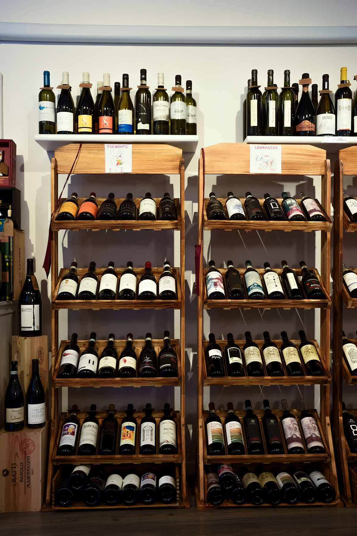 Scaffali dei vini rossi piemontesi nell'enoteca di Bellagio