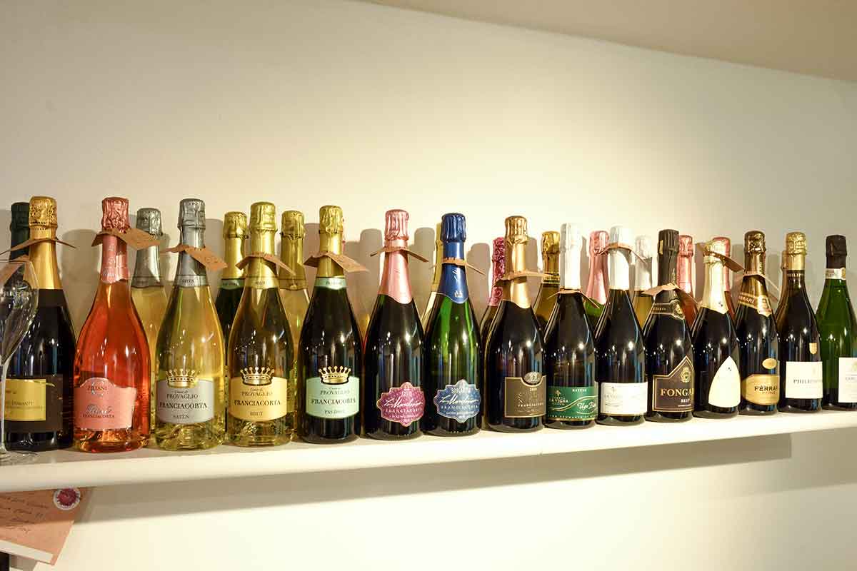 Mensola di bollicine e Franciacorta nell'enoteca di Bellagio