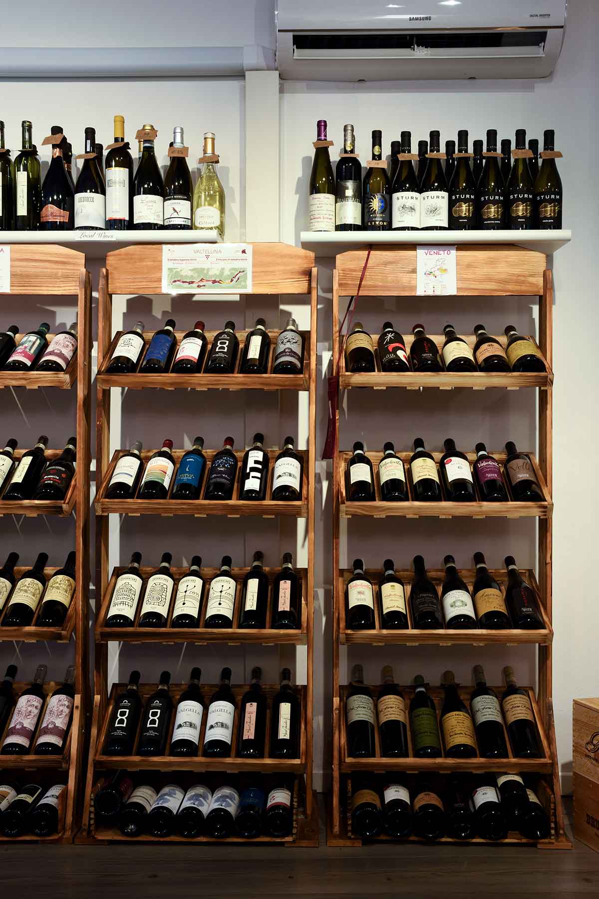 Scaffali dei vini rossi veneti nell'enoteca di Bellagio