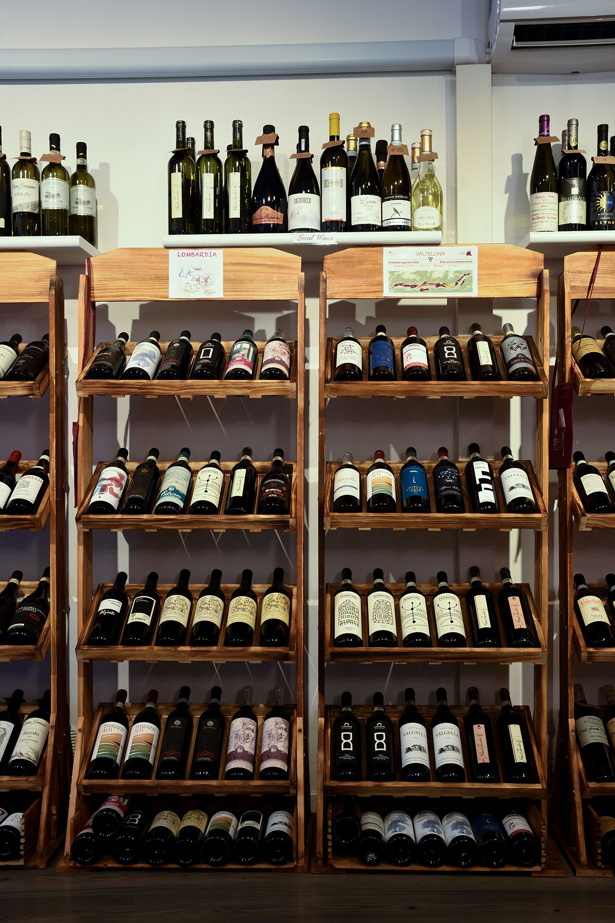 Scaffale dei vini di altre regioni nell'enoteca di Bellagio
